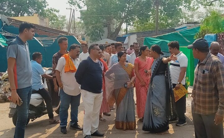 दुर्ग ब्रेकिंग: मेयर ने दी चेतावनी -साफ सफाई बेहतर बनाये, अवैध कब्जे खुद हटाएं नहीं तो होगी निगम की कार्रवाही:  -मेयर ने नाला साफ-सफाई व्यवस्था का लिया जायजा और केलाबाड़ी व इंदिरा नगर के स्थानीय नागरिकों से रूबरू होकर की चर्चा…..