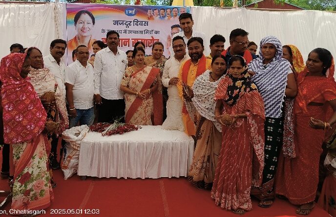 दुर्ग ब्रेकिंग: श्रमिक दिवस पर महापौर,सभापति,आयुक्त और प्रभारी ने किया सफ़ाई कर्मचारियों किया सम्मान