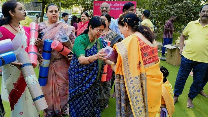 महिला शक्ति का सम्मान: 500 से अधिक महिलाओं को योगामेट, पानी बोतल और पौधों का वितरण