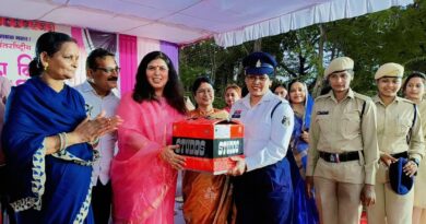 महिला दिवस पर राष्ट्रीय उपाध्यक्ष सरोज पांडेय एवं महापौर अलका बाघमार द्वारा 500 से अधिक हेलमेट और सुरक्षा सामग्री का वितरण