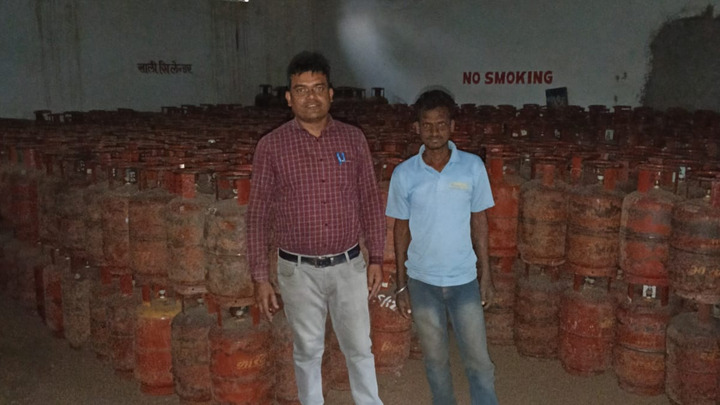 दुर्ग गोल्डन गैस एजेंसी की पोल खुली—स्टॉक में गड़बड़ी, भारी मात्रा में सिलेंडर जब्त!