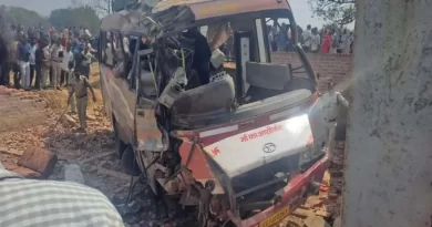 छत्तीसगढ़ में दर्दनाक हादसा: ट्रेलर की टक्कर से बस पलटी, बच्चों समेत कई की मौत