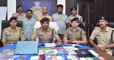 भिलाई में गरीबों के बैंक खातों से चल रहा था सट्टा……’अन्ना रेड्डी’ ऑनलाइन बेटिंग ऐप का भंडाफोड़! 81 ATM कार्ड, 62 पासबुक के साथ 3 आरोपी गिरफ्तार