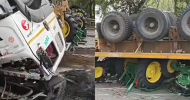 CG BREAKING:सरोना फ्लाईओवर पर ट्रेलर पलटा….. 6 ट्रैक्टरों से लदा ट्रेलर सरोना फ्लाईओवर पर अनियंत्रित होकर पलटा……