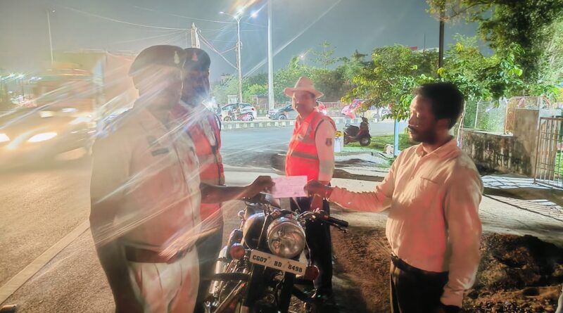 दुर्ग ब्रेकिंग: मॉडिफाइड साइलेंसर लगाकर फर्राटा भरना पड़ा महंगा…..पुलिस ने ठोका ₹5,000 का चालान