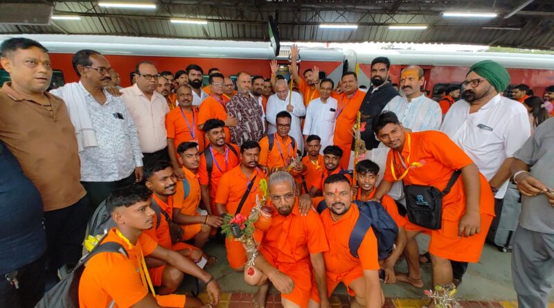 बाबा बैद्यनाथ धाम की पवित्र यात्रा पर दुर्ग से भक्तों का पहला जत्था हुआ रवाना, दुर्ग रेलवे स्टेशन से करीब 200 शिवभक्तों का जत्था विशेष ट्रेन द्वारा हुआ प्रस्थान  बोलबम की गूंज से गूंज उठा दुर्ग स्टेशन