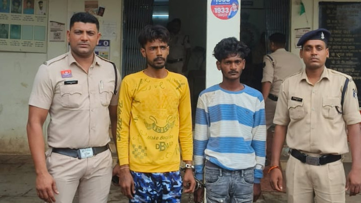 दुर्ग ब्रेकिंग: ऑटो चालक ने यात्री की जेब से उड़ाए ₹74 हजार, दो गिरफ्तार