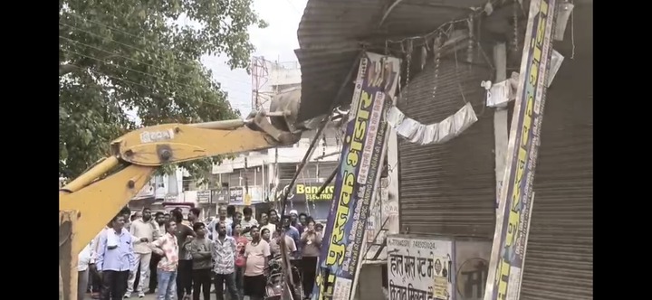 Bhilai Bulldozer Action: भिलाई में बुलडोजर एक्शन! सुपेला परदेशी चौक से हटाया गया अवैध अतिक्रमण, मचा हड़कंप