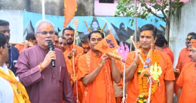 बोलबम के जयघोष से गूंजा भिलाई-चरोदा, कांवड़ियों ने देवबलोदा शिव मंदिर में किया जलाभिषेक पूर्व मुख्यमंत्री भूपेश बघेल ने झंडा दिखाकर कांवड़ियों को किया रवाना