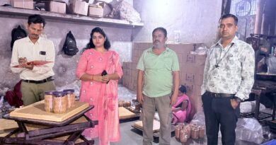 दुर्ग में मिठाई दुकानों पर बड़ी कार्रवाई! बिना लाइसेंस चल रहा प्रतिष्ठान सील, बेसन बर्फी-मेसूर पाक के सैंपल लैब भेजे