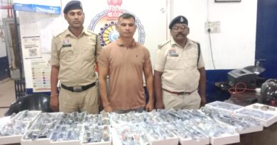 दुर्ग इंदिरा मार्केट में टाइटन और फास्ट्रैक की नकली घड़ियां बेच रहा था दुकानदार, दुर्ग पुलिस ने 280 घड़ियों के साथ किया गिरफ्तार