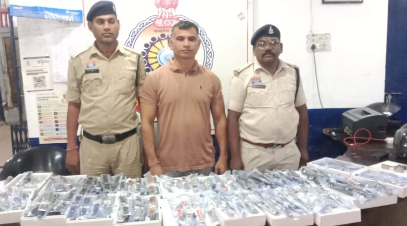 दुर्ग इंदिरा मार्केट में टाइटन और फास्ट्रैक की नकली घड़ियां बेच रहा था दुकानदार, दुर्ग पुलिस ने 280 घड़ियों के साथ किया गिरफ्तार