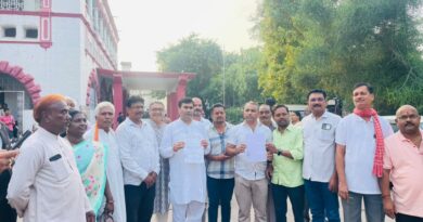 दुर्ग की सड़कों का हाल बेहाल!……गड्ढों में सड़क ढूंढ रहे लोग!…. 8 किमी सड़क पर गड्ढे ही गड्ढे, कांग्रेस ने दी आंदोलन की चेतावनी…..