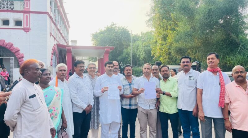 दुर्ग की सड़कों का हाल बेहाल!……गड्ढों में सड़क ढूंढ रहे लोग!…. 8 किमी सड़क पर गड्ढे ही गड्ढे, कांग्रेस ने दी आंदोलन की चेतावनी…..