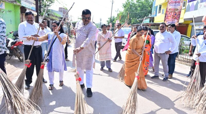 गांधी जयंती पर मंत्री गजेन्द्र यादव ने दिया स्वच्छता और स्वदेशी का संदेश