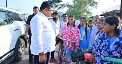 स्कूल से घर जा रहे थे बच्चे, अचानक शिक्षा मंत्री से हुई मुलाकात……बच्चों ने शिक्षा मंत्री को बताई स्कूल की जरूरतें