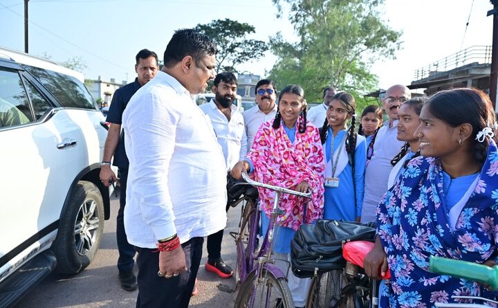 स्कूल से घर जा रहे थे बच्चे, अचानक शिक्षा मंत्री से हुई मुलाकात……बच्चों ने शिक्षा मंत्री को बताई स्कूल की जरूरतें