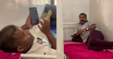 कोरबा: रेप के आरोपी का अस्पताल में आराम फरमाते वीडियो वायरल, बगल में सोते दिखे पुलिसकर्मी; जांच के बाद कार्रवाई की बात