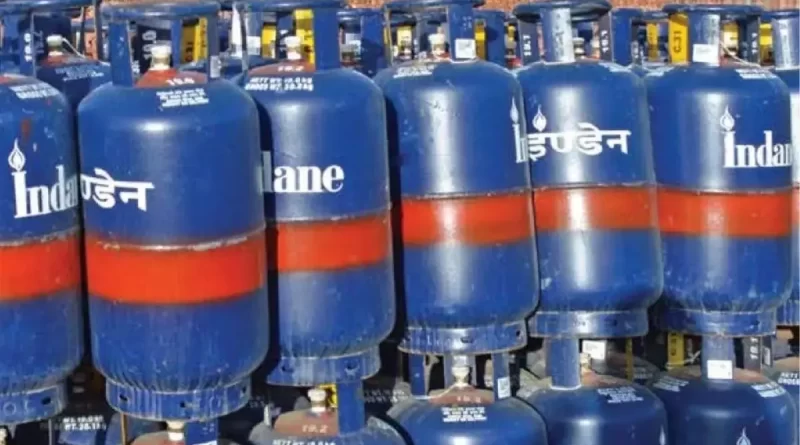 त्योहारी सीजन से पहले महंगाई का झटका, कमर्शियल LPG सिलेंडर ₹62.50 महंगा; ATF की कीमतों में भी बढ़ोतरी